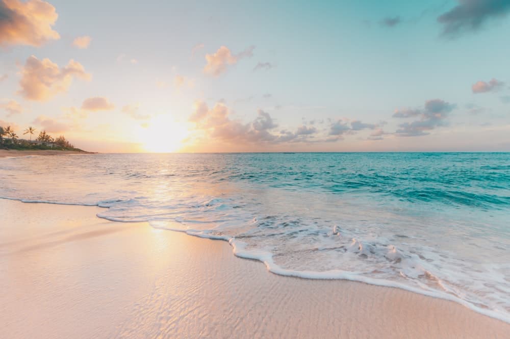 Casal em destino romântico ao pôr do sol